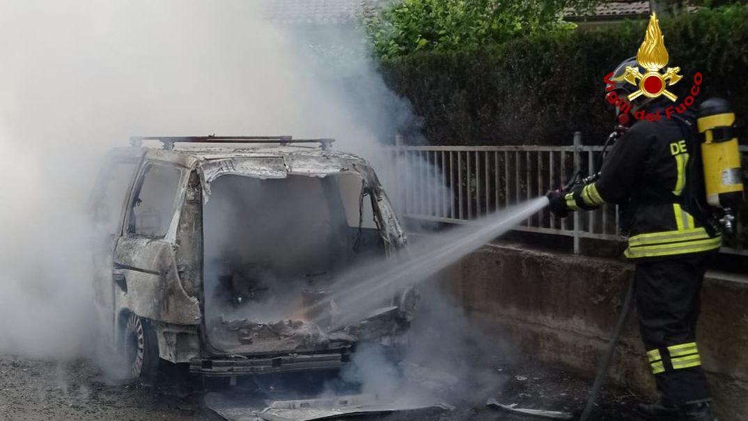 Auto accesa va improvvisamente in fiamme, paura a Toano