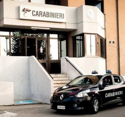 Trasferito il carabiniere che ha scritto sul volto della collega: «Ma è un premio»
