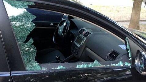 L’imputata è accusata di aver spaccato il finestrino di un’auto in sosta per dare la colpa al marito