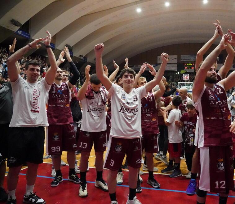Il saluto della squadra ai tifosi a fine partita