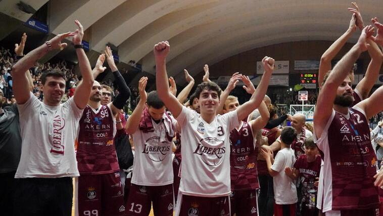Il saluto della squadra ai tifosi a fine partita