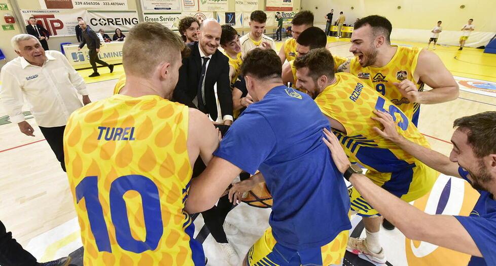 La festa dei giocatori del Golfo con coach Damiano Cagnazzo al termine della gara 4 contro Ruvo di Puglia (foto Paolo Barlettani)