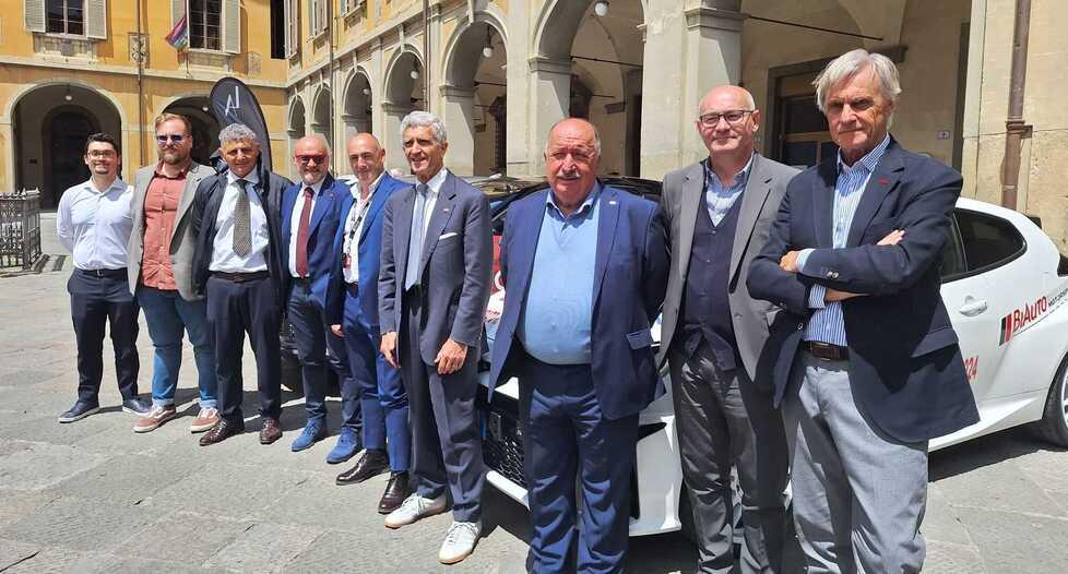 Nella foto gli organizzatori della tappa pratese con i vertici dell’Aci sezione di Prato