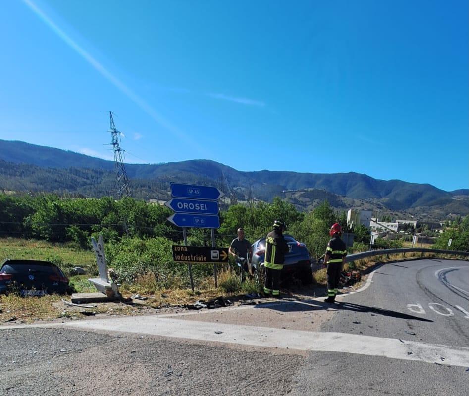 Siniscola, due auto si scontrano e finiscono in una scarpata