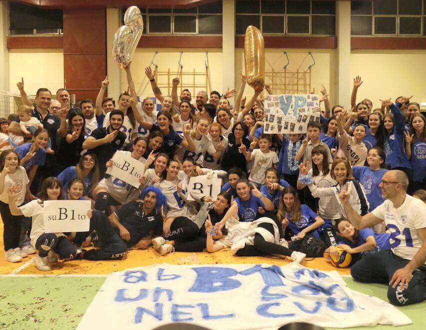 La festa di giocatrici, tecnici, dirigenti e tifosi dopo la vittoria che ha regalato la promozione in serie B1 (foto Paglianti)
