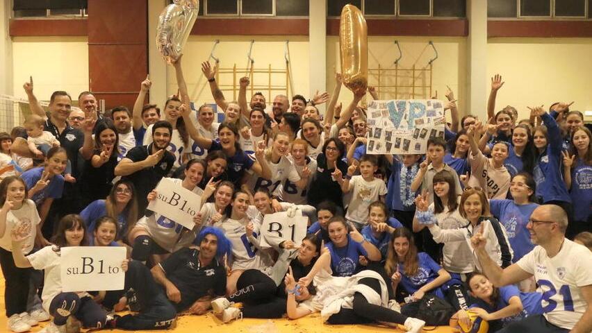 La festa di giocatrici, tecnici, dirigenti e tifosi dopo la vittoria che ha regalato la promozione in serie B1 (foto Paglianti)