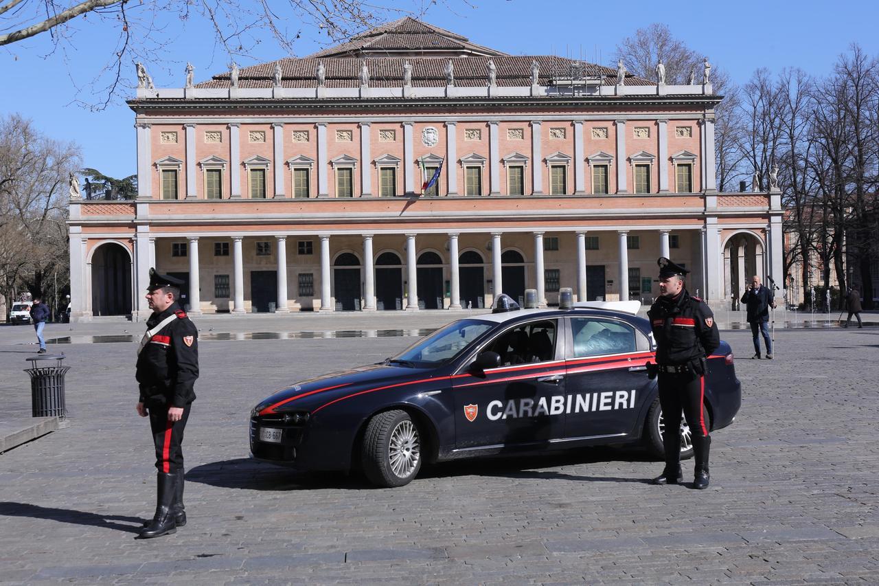 Reggio Emilia: davanti al Teatro Valli con un coltellaccio, denunciato
