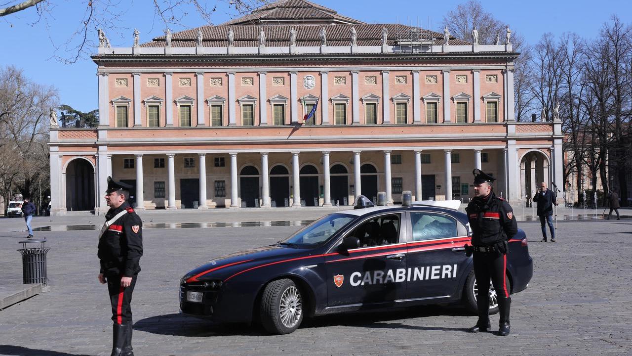 Reggio Emilia: davanti al Teatro Valli con un coltellaccio, denunciato