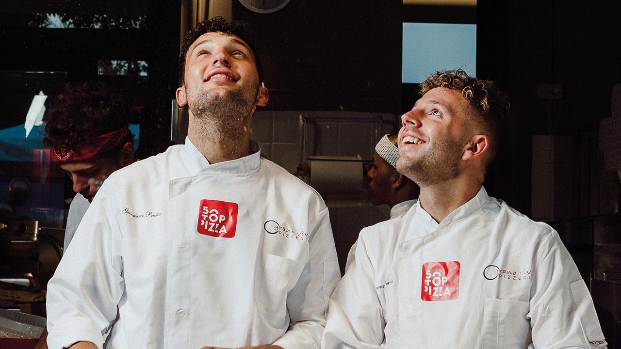 Lorenzo Prestia (a destra) con il fratello Gianmarco nel loro laboratorio