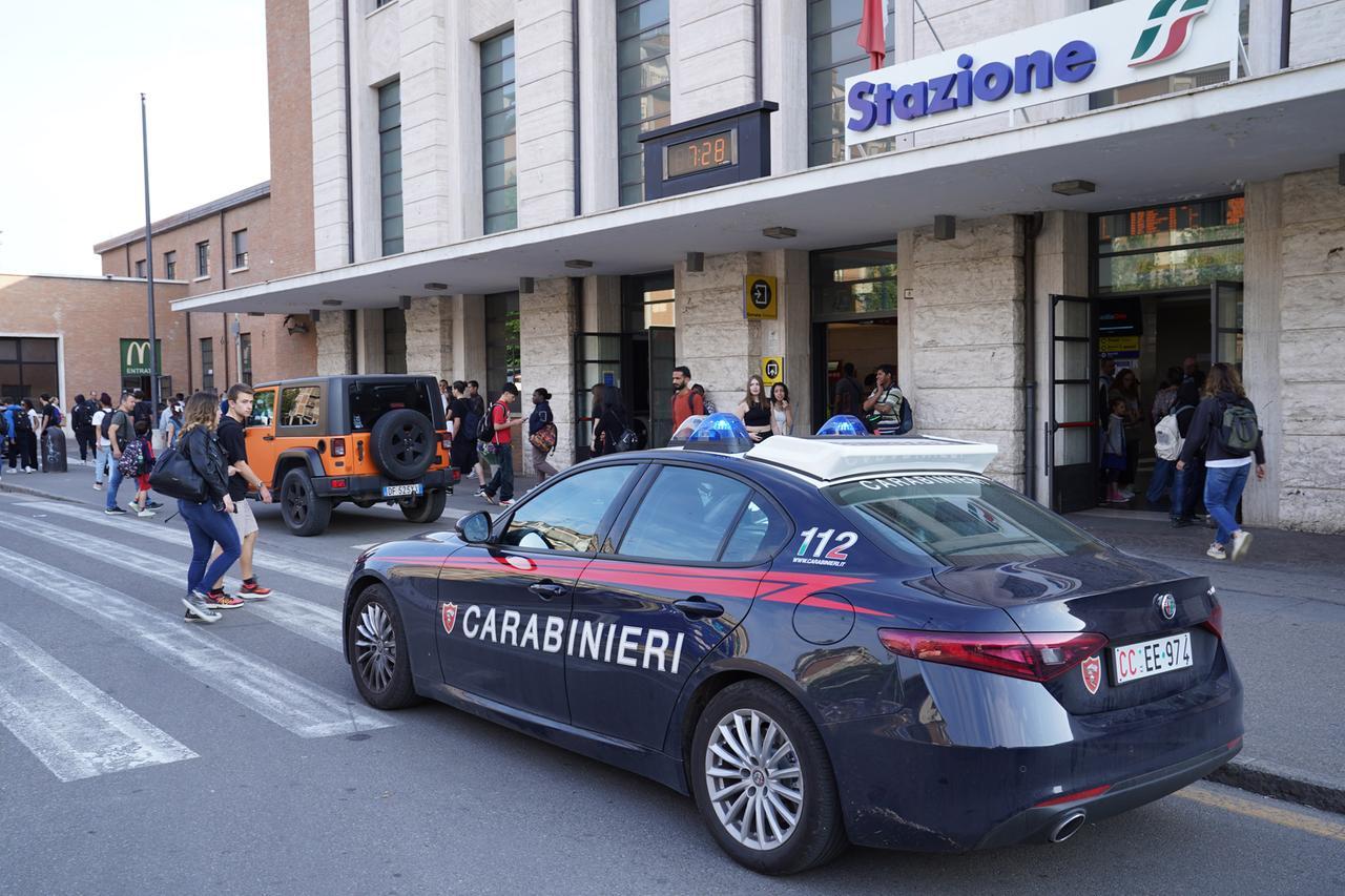 Reggio Emilia: rapina due studenti 15enni sul treno, denunciato