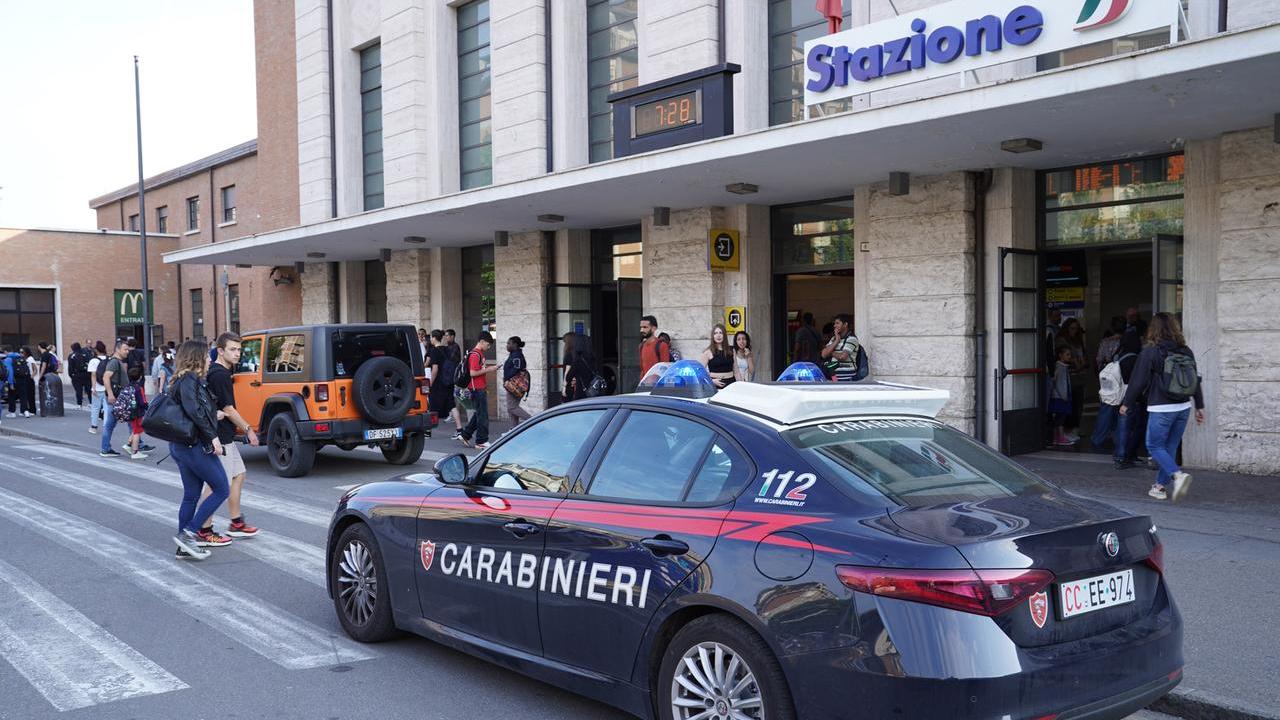 Reggio Emilia: rapina due studenti 15enni sul treno, denunciato