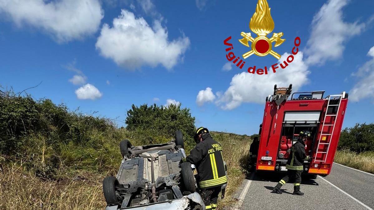 Sassari, auto cappottata sulla SP17: donna al pronto soccorso