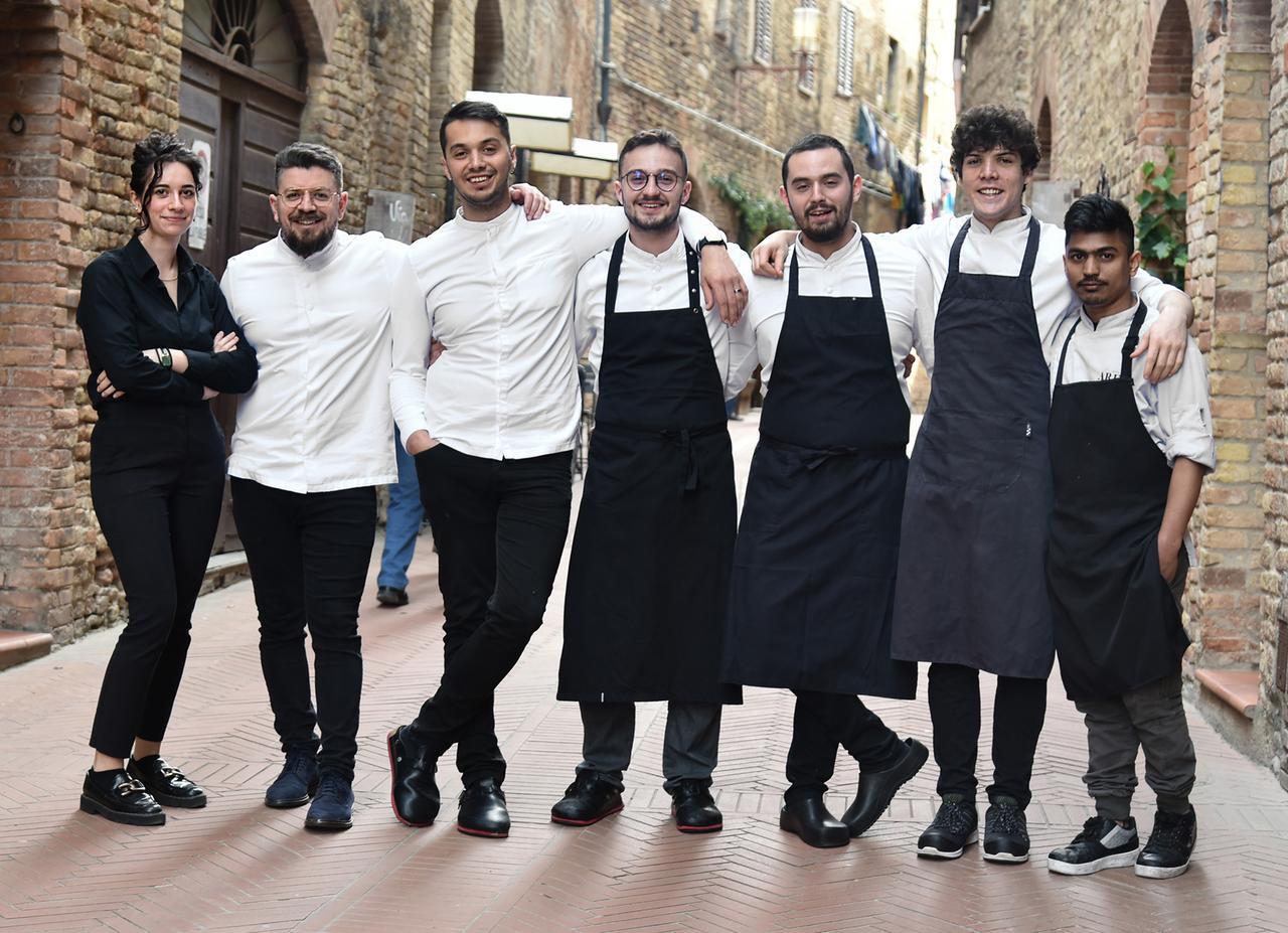 
	Lo chef (secondo da sinistra) con lo staff del suo ristorante nel cuore di San Gimignano

