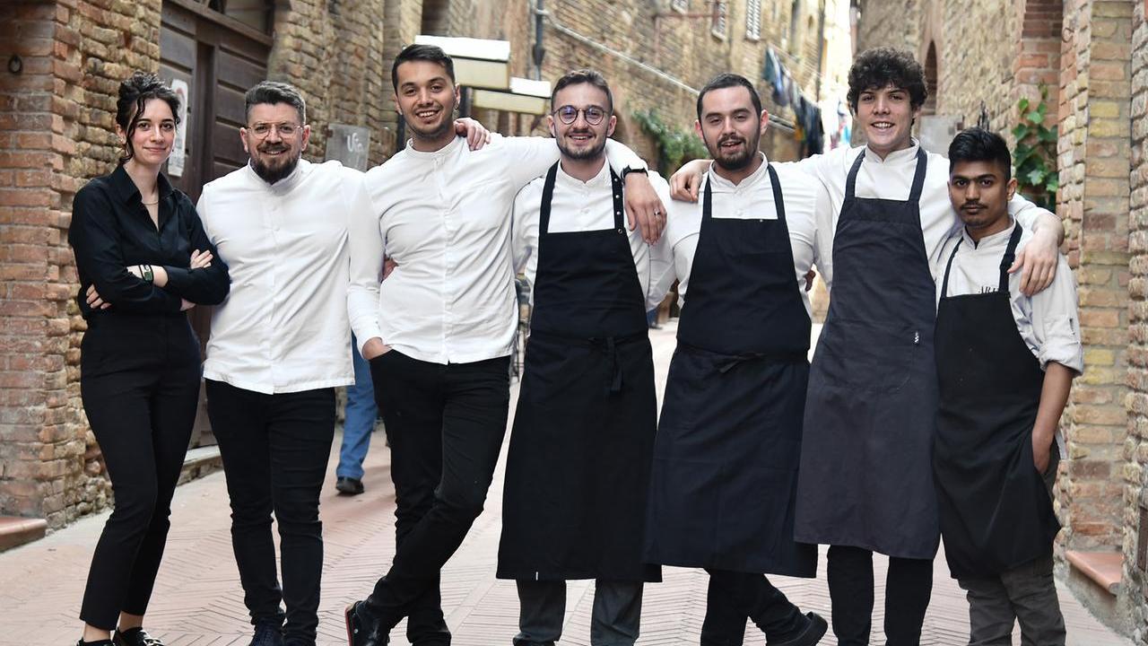 
	Lo chef (secondo da sinistra) con lo staff del suo ristorante nel cuore di San Gimignano

