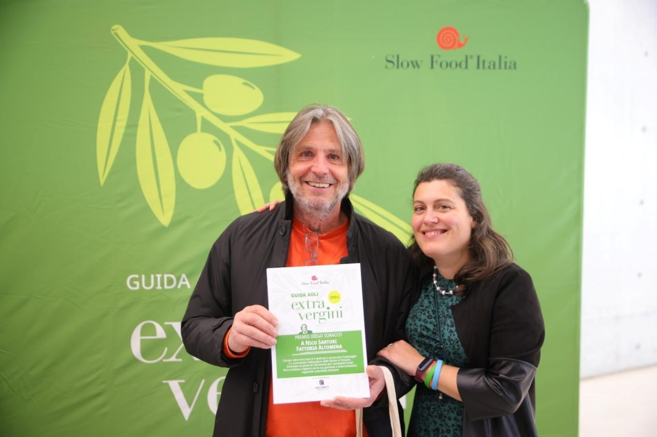 
	Nico Sartori, premio Soracco. Con lui Francesca Baldereschi curatrice della guida agli extravergine di Slow Food

