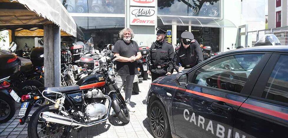 Massa, entra nella concessionaria e chiede di provare una moto: sale in sella, esce e non torna più