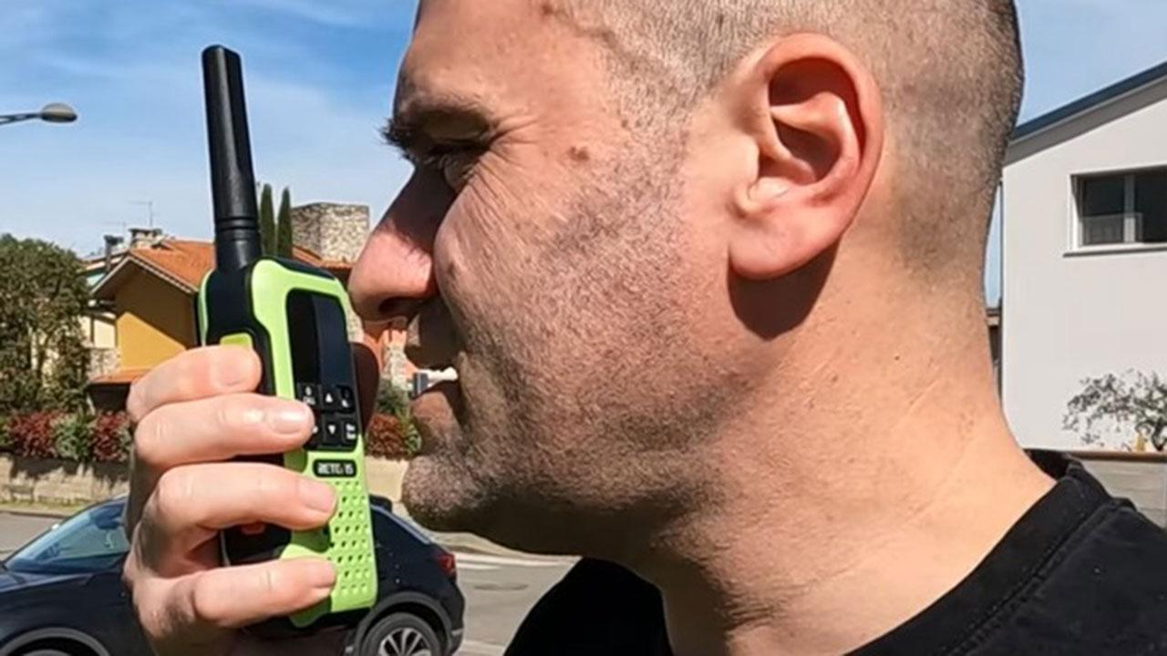 Matteo Emati, mentre comunica con la ricetrasmittente