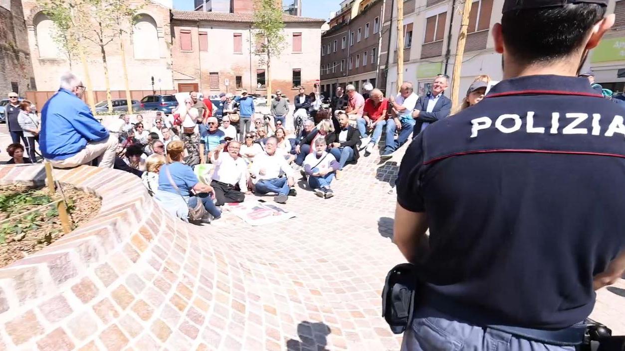 Ferrara, il sindaco contestato in piazza Cortevecchia, aspro botta e risposta con Anselmo