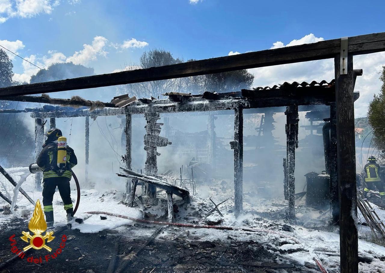 Loiri, in fiamme un capanno nelle campagne di Santa Giusta