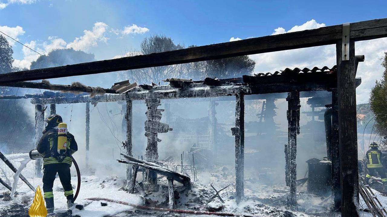 Loiri, in fiamme un capanno nelle campagne di Santa Giusta