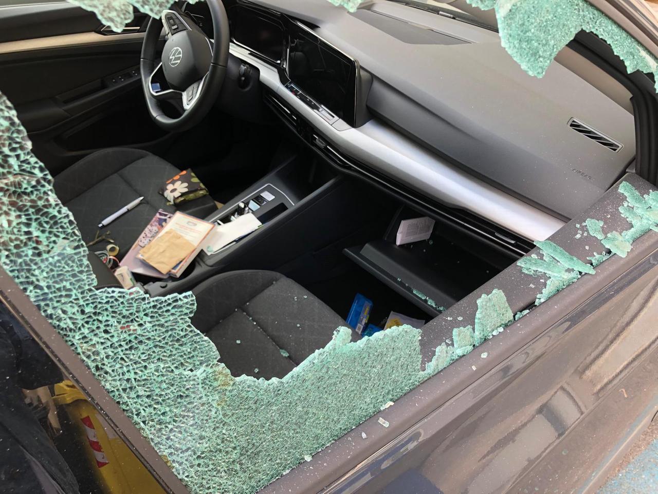 
	Una delle auto distrutte

