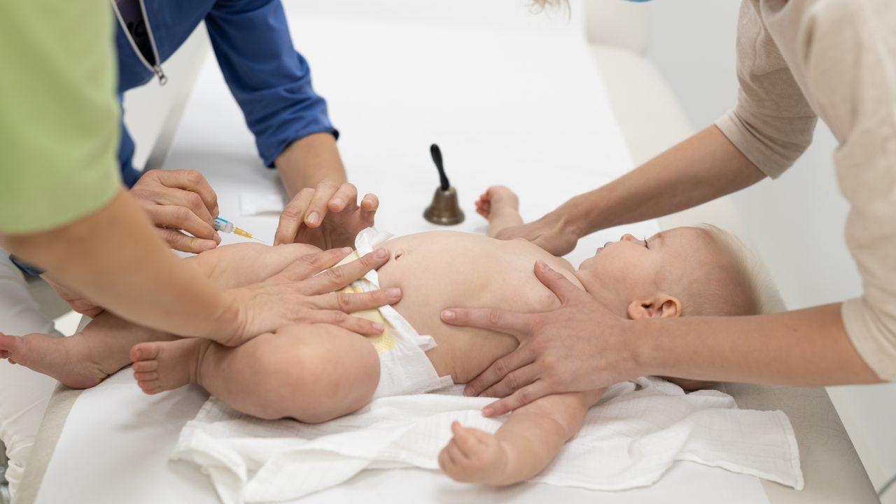 Epidemia di pertosse, tre neonati morti dall’inizio dell’anno e +800% di ricoveri. L’allarme dei pediatri: «Malattia pericolosa»