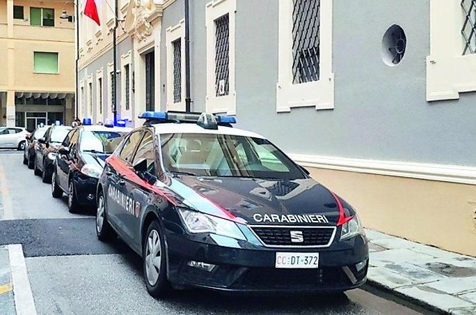 Carabinieri davanti al tribunale di Livorno (foto d'archivio)