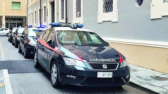 Carabinieri davanti al tribunale di Livorno (foto d'archivio)
