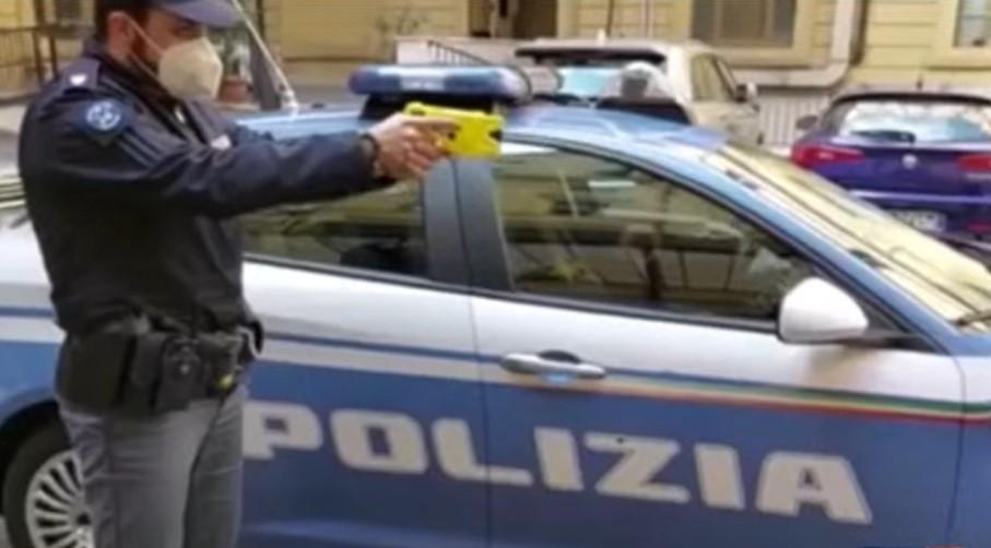 
	Un poliziotto mentre testa un taser (foto d'archivio)

