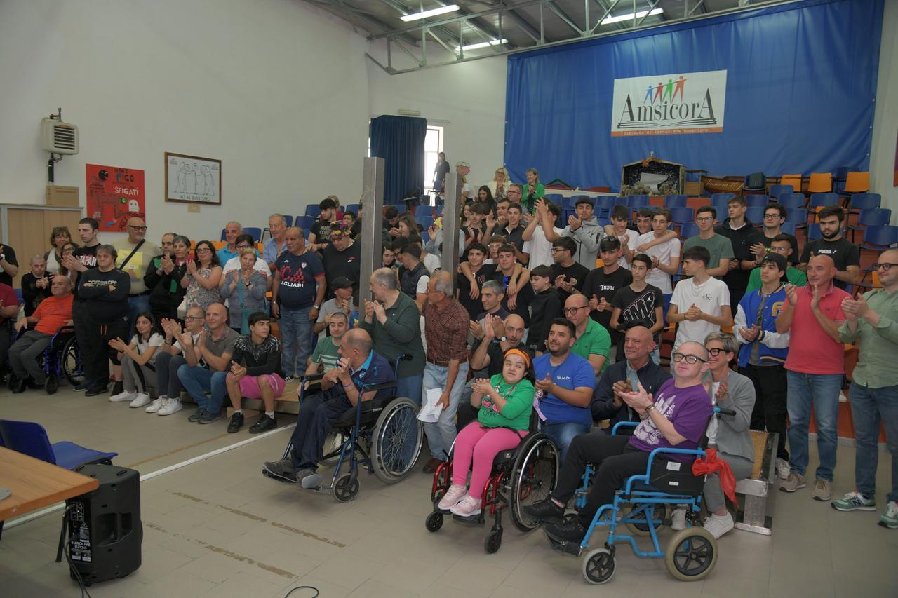 Olbia, spiaggia più accessibile con la passerella realizzata dagli studenti