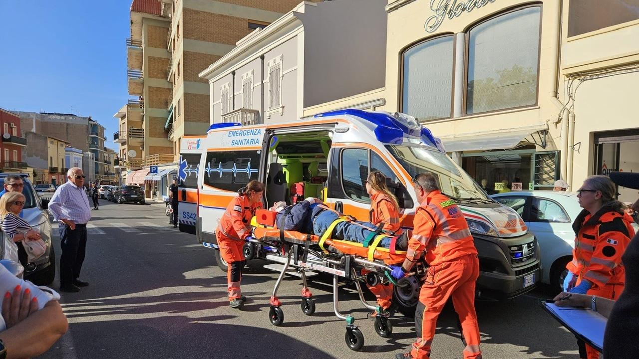 Porto Torres, urtato da un’auto in manovra cade e perde sangue dalla testa: pensionato trasportato al pronto soccorso