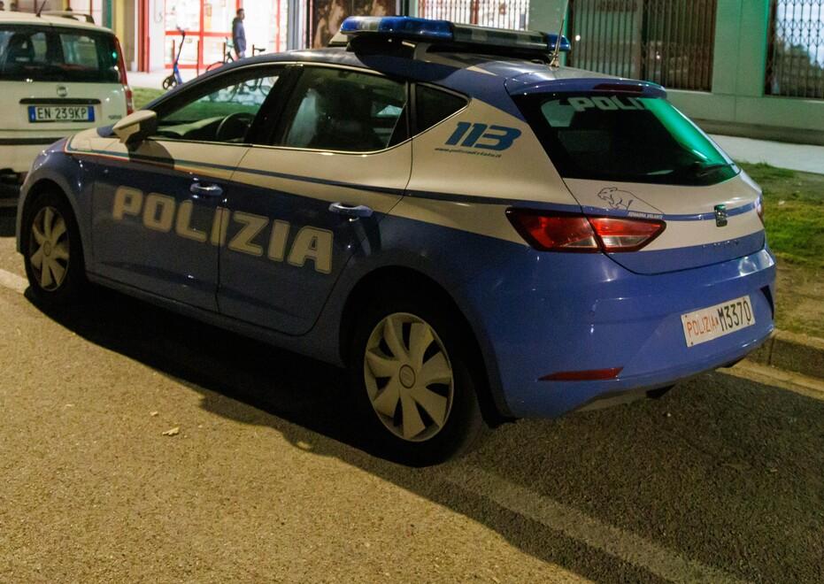 Ferrara, rubano il tavolo di un locale: denunciati cinque ragazzi