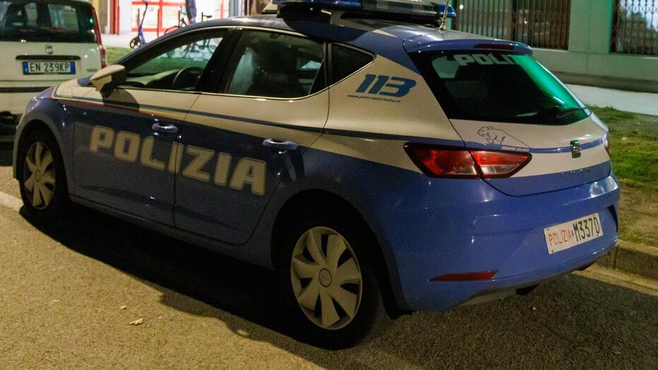 Ferrara, rubano il tavolo di un locale: denunciati cinque ragazzi