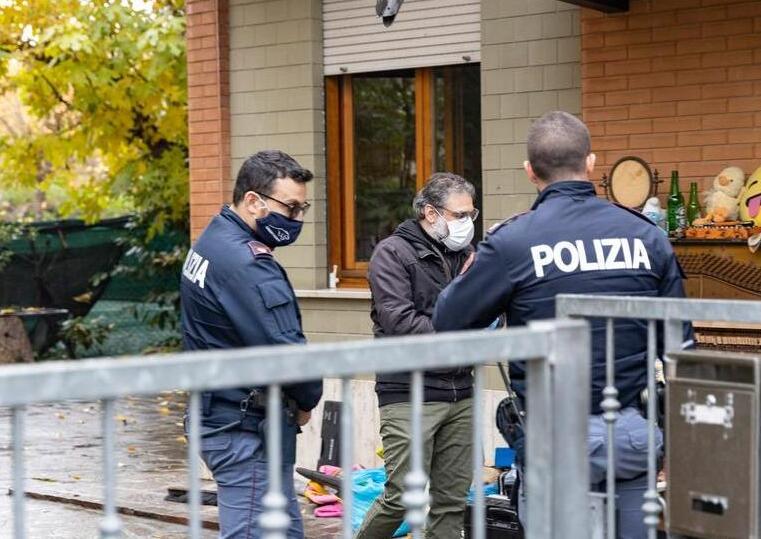 Modena, uccise in casa la madre e poi andò al bar. Il suo avvocato: «Responsabilità dei servizi sociali»