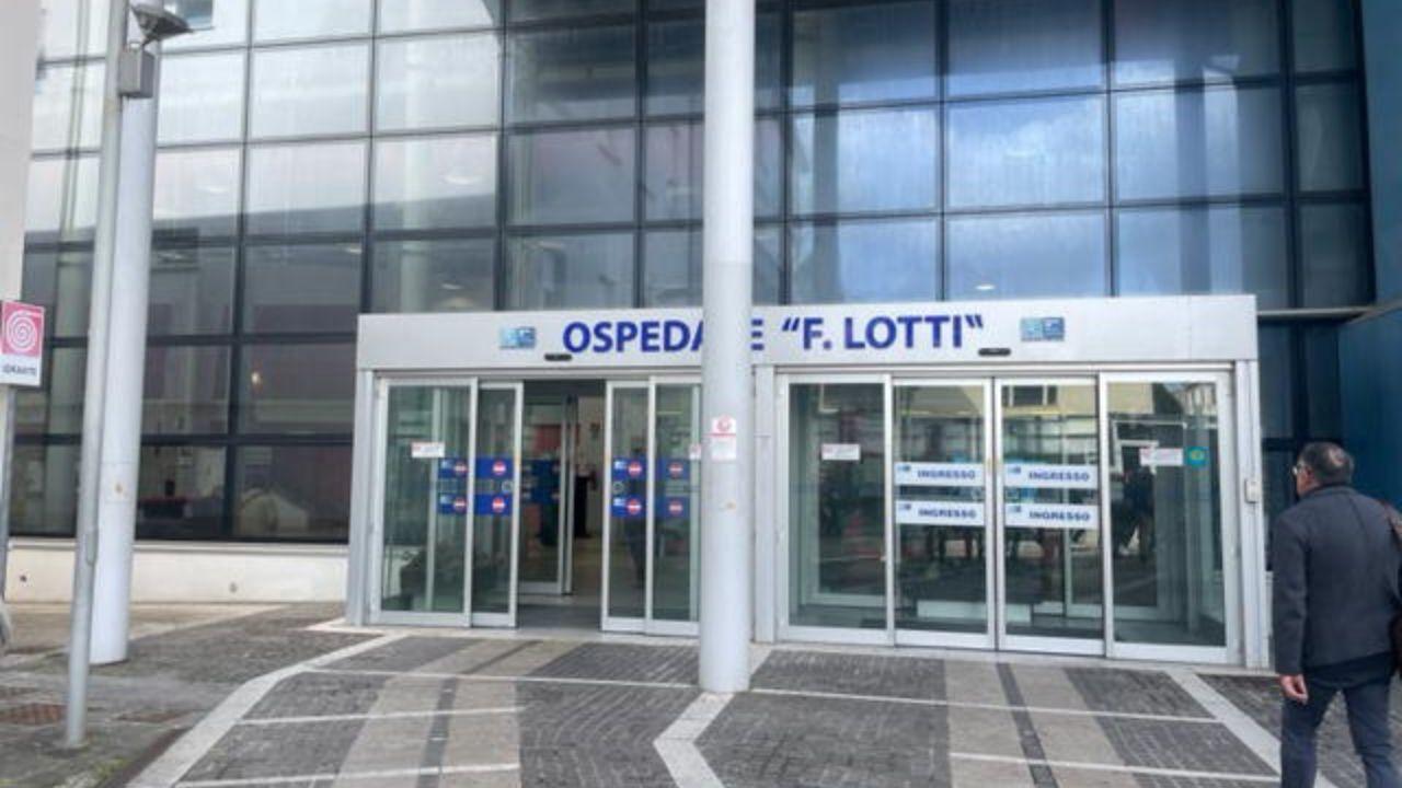 L'ingresso dell'ospedale Lotti di Pontedera (Foto di Franco Silvi)