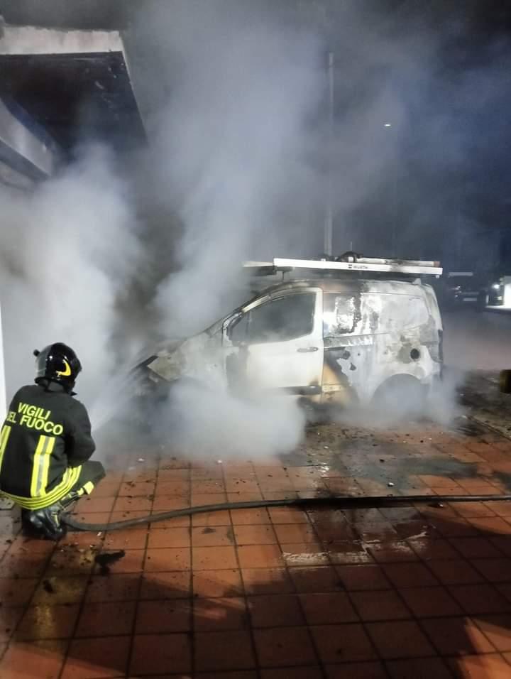 Incendiato il furgone di una ditta a Porto Torres, i proprietari sui social: «Hai distrutto il nostro futuro»