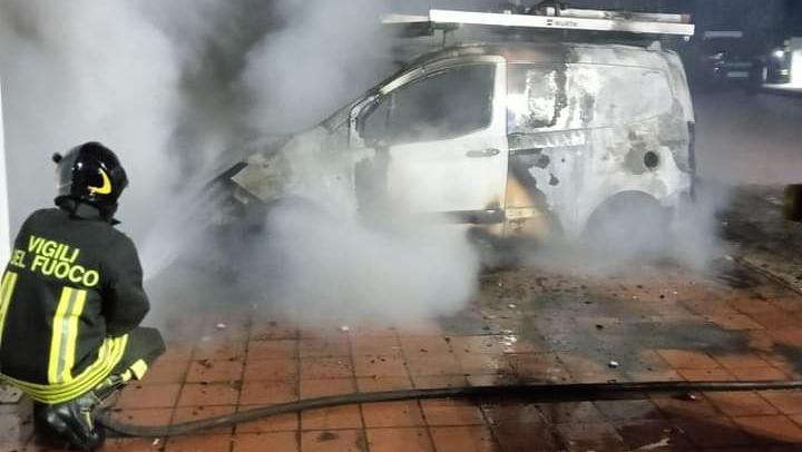Incendiato il furgone di una ditta a Porto Torres, i proprietari sui social: «Hai distrutto il nostro futuro»