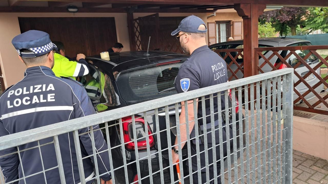Bimbo intrappolato in auto, la polizia locale di Mirandola lo salva