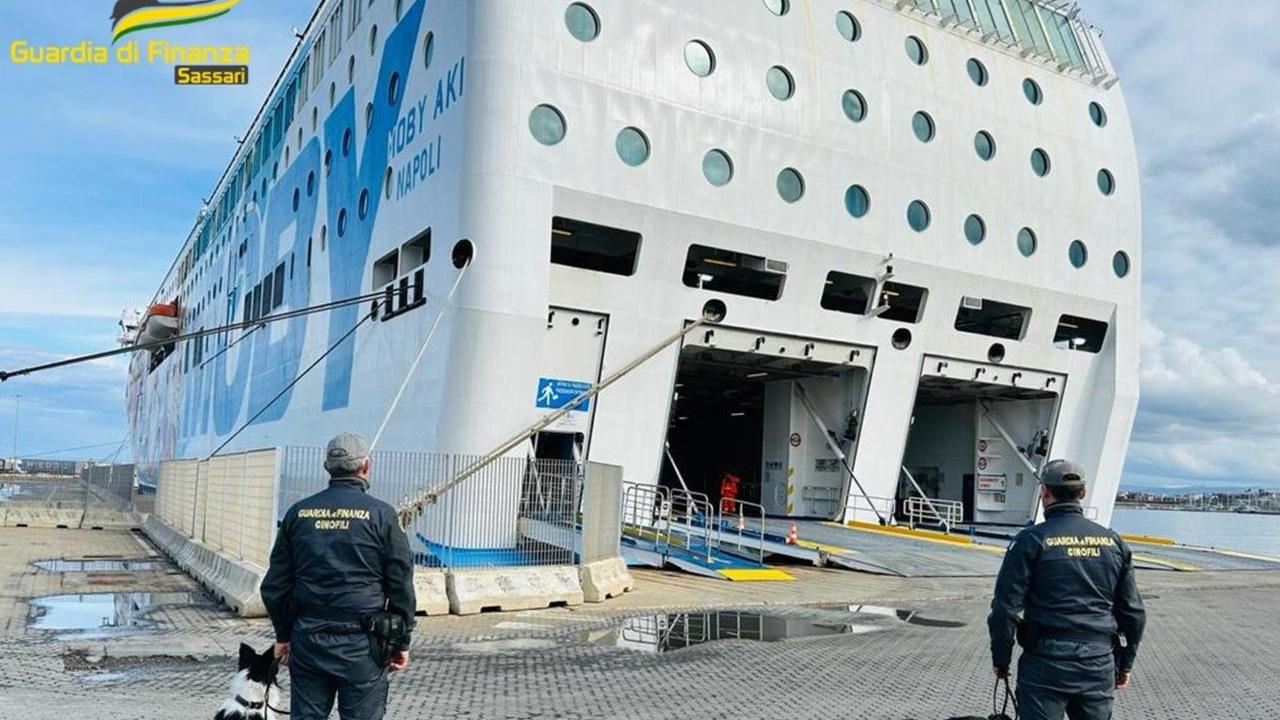 Porto Torres, sbarca con 800 pastiglie di sostanze stupefacenti: arrestata una passeggera nigeriana