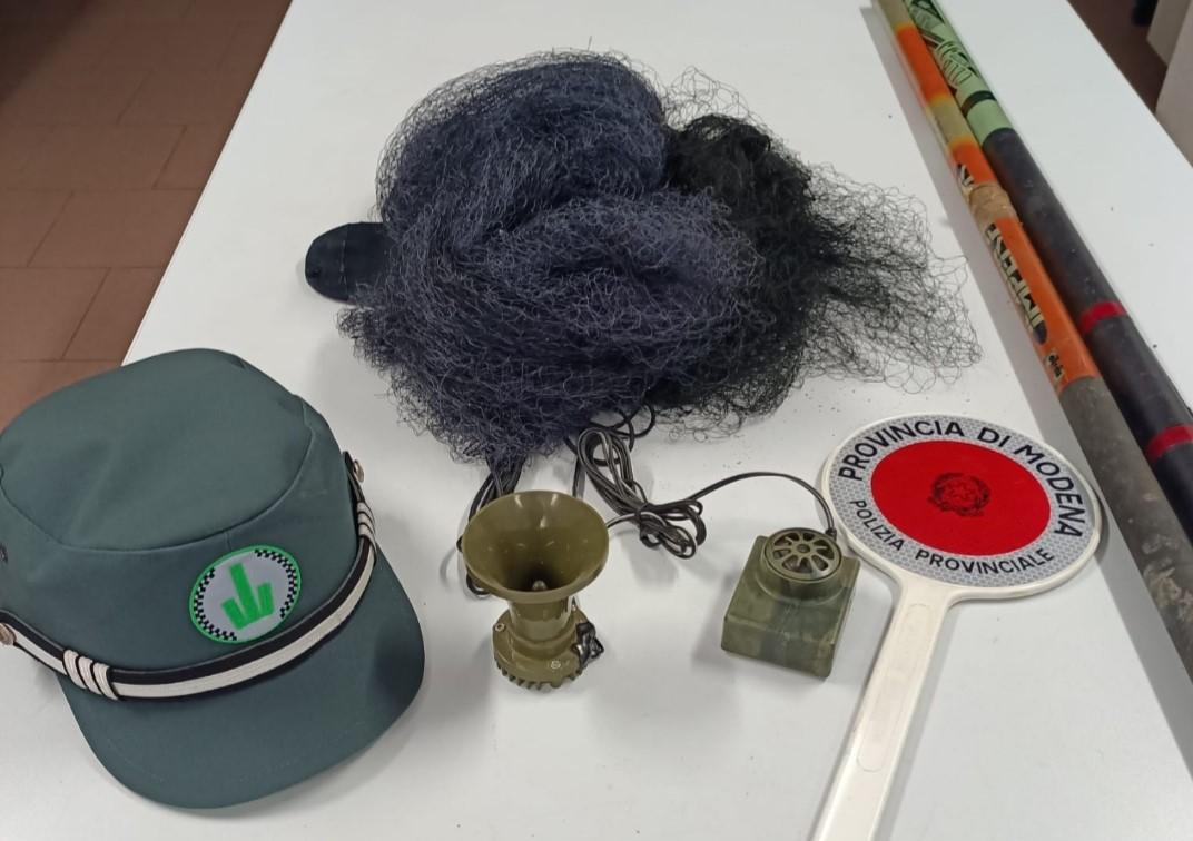 Modena, caccia gli uccelli illegalmente con reti verticali: allevatore denunciato