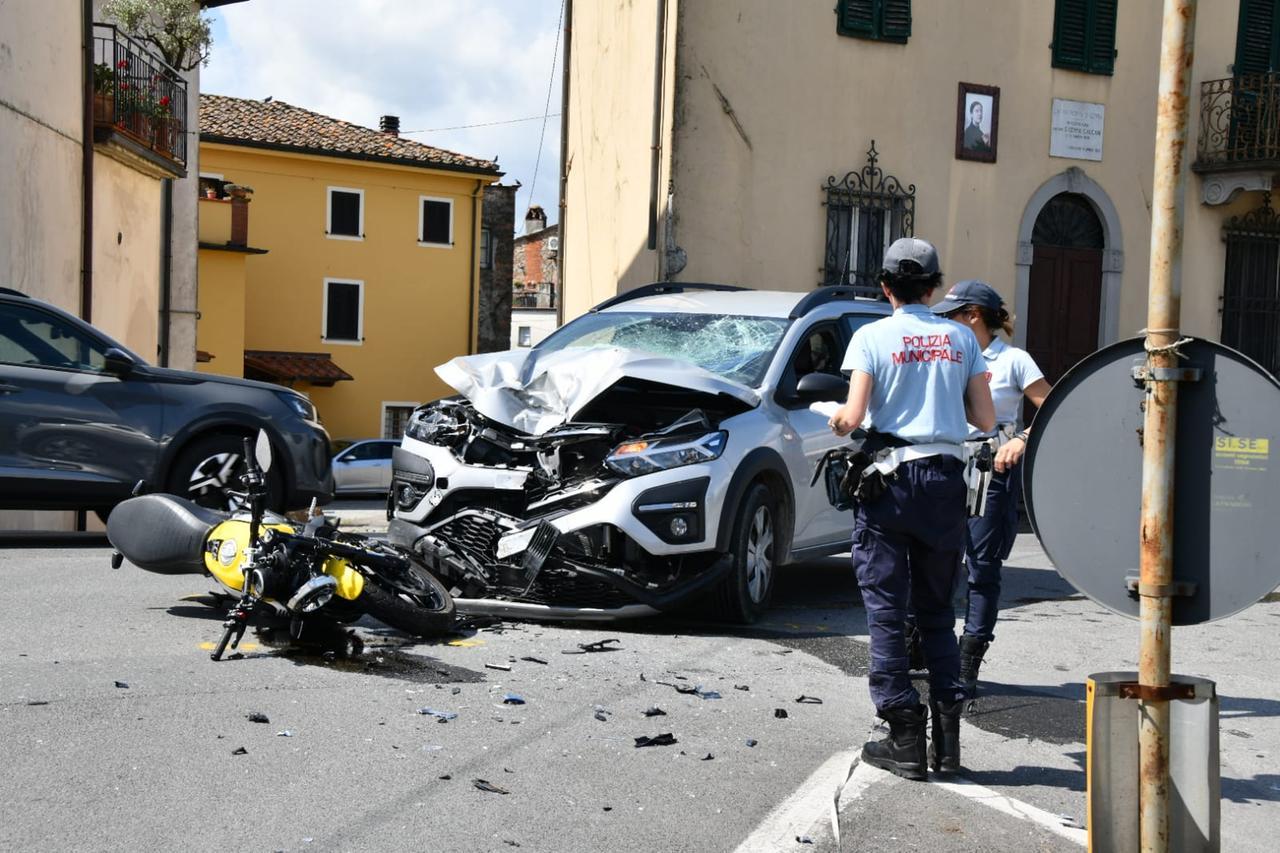 
	Moto e auto dopo lo schianto (foto Sernacchioli)

