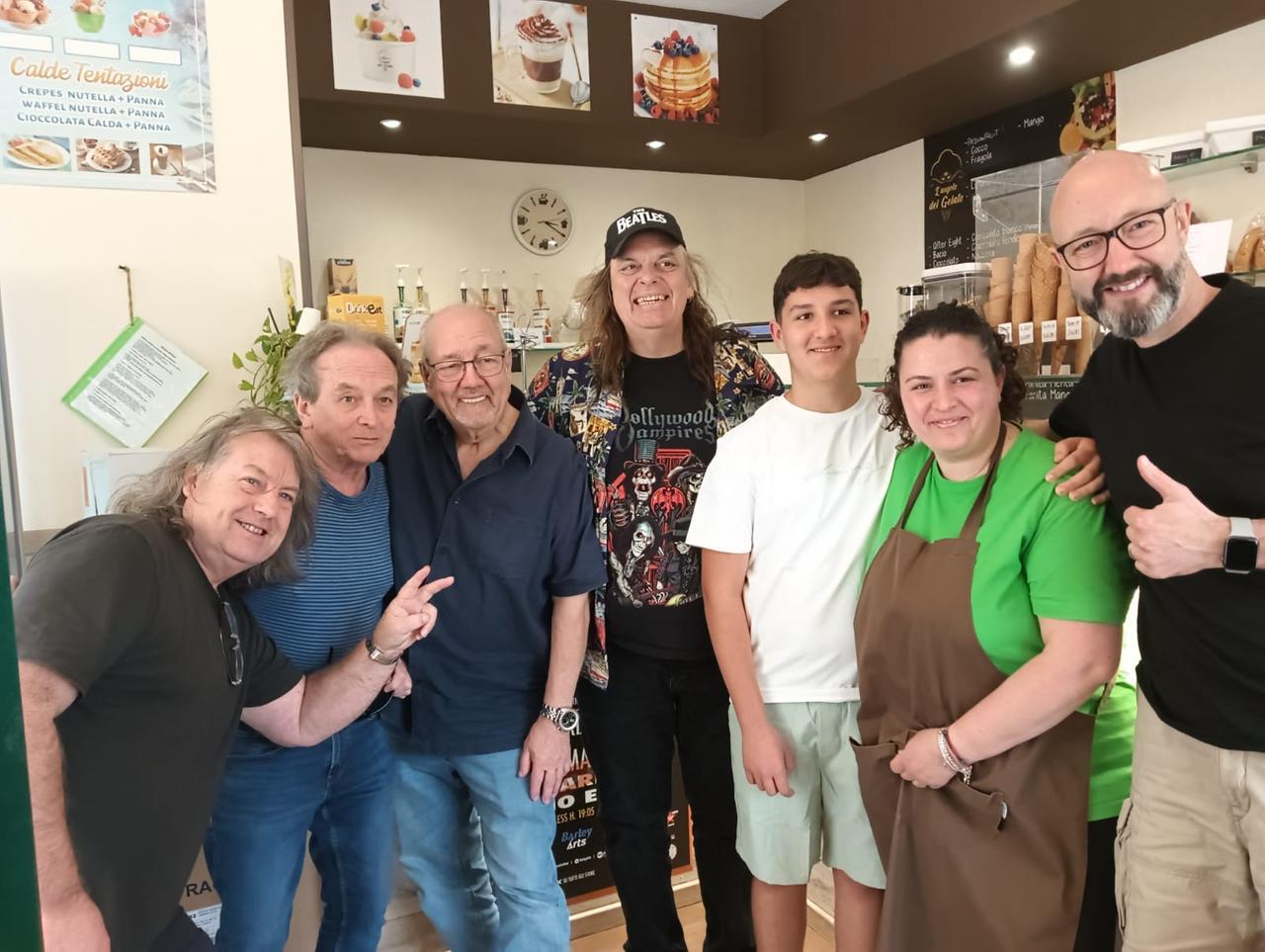 Ac/Dc,  intanto lo staff della band gira in centro: qualcuno li scambia per i veri artisti