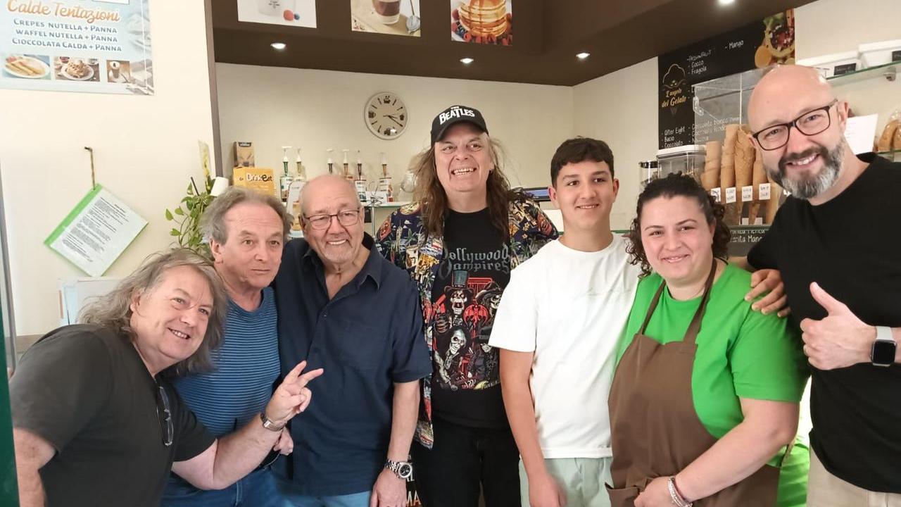 Ac/Dc,  intanto lo staff della band gira in centro: qualcuno li scambia per i veri artisti