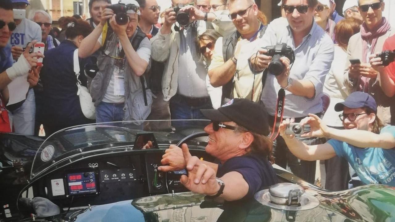 «Quando Brian Johnson degli Ac/Dc venne a Reggio Emilia con la sua Jaguar per la 1000 Miglia»