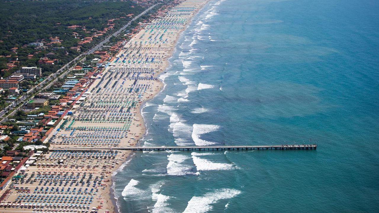 Concessioni, in Toscana gli sciacalli delle spiagge bussano agli imprenditori: «O mi svendi lo stabilimento o lo prenderò all’asta»