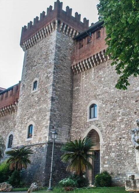 Carrara, un docente dell'Accademia: «Schiaffo dal professor Marco Baudinelli» E lui: «No, una pacca amichevole»<br>
