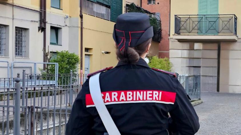 Picchia la moglie e le getta addosso candeggina e urina, 51enne allontanato