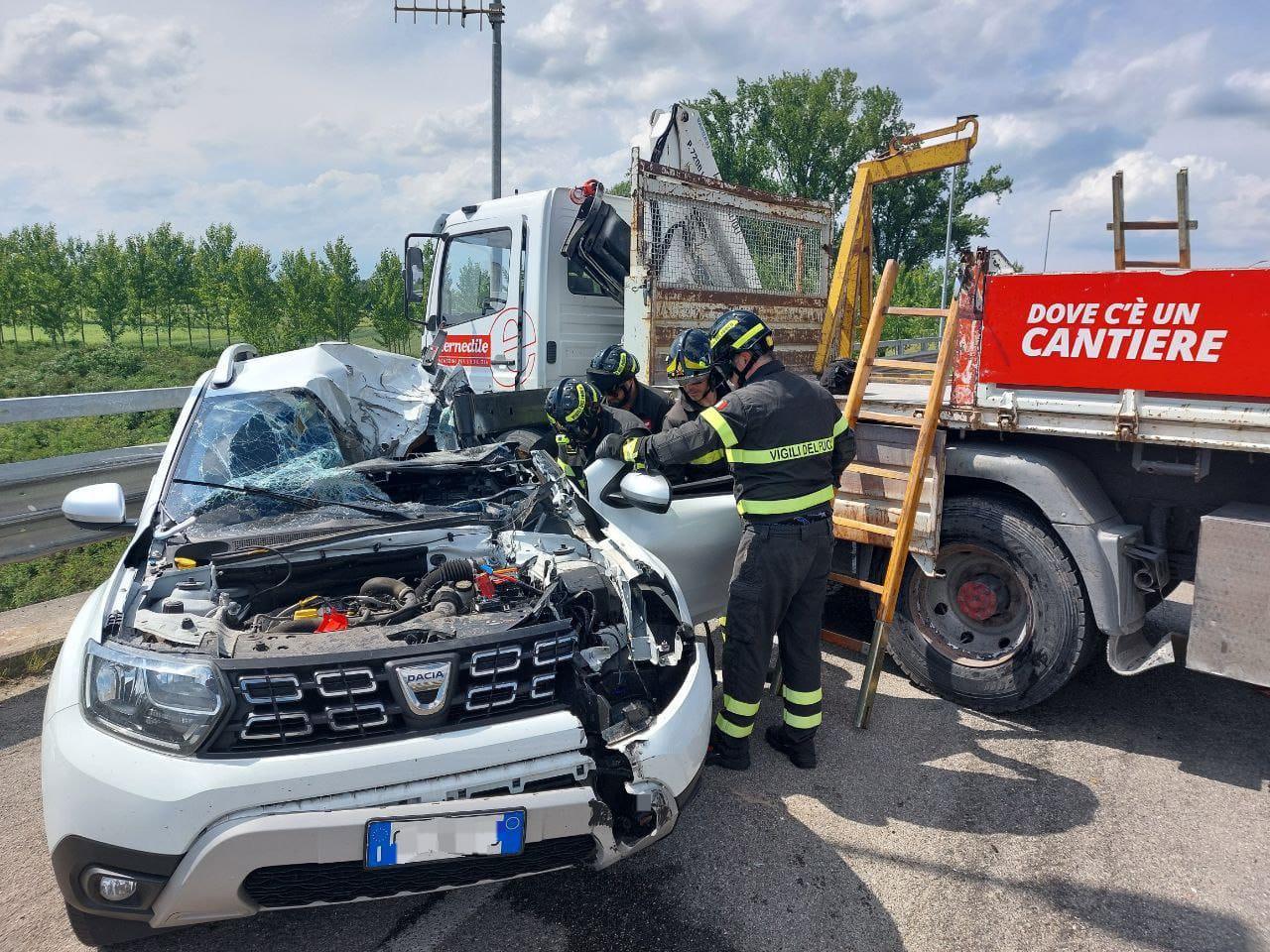 Camion infilza un’auto nello schianto su ponte Pioppa: salva per miracolo