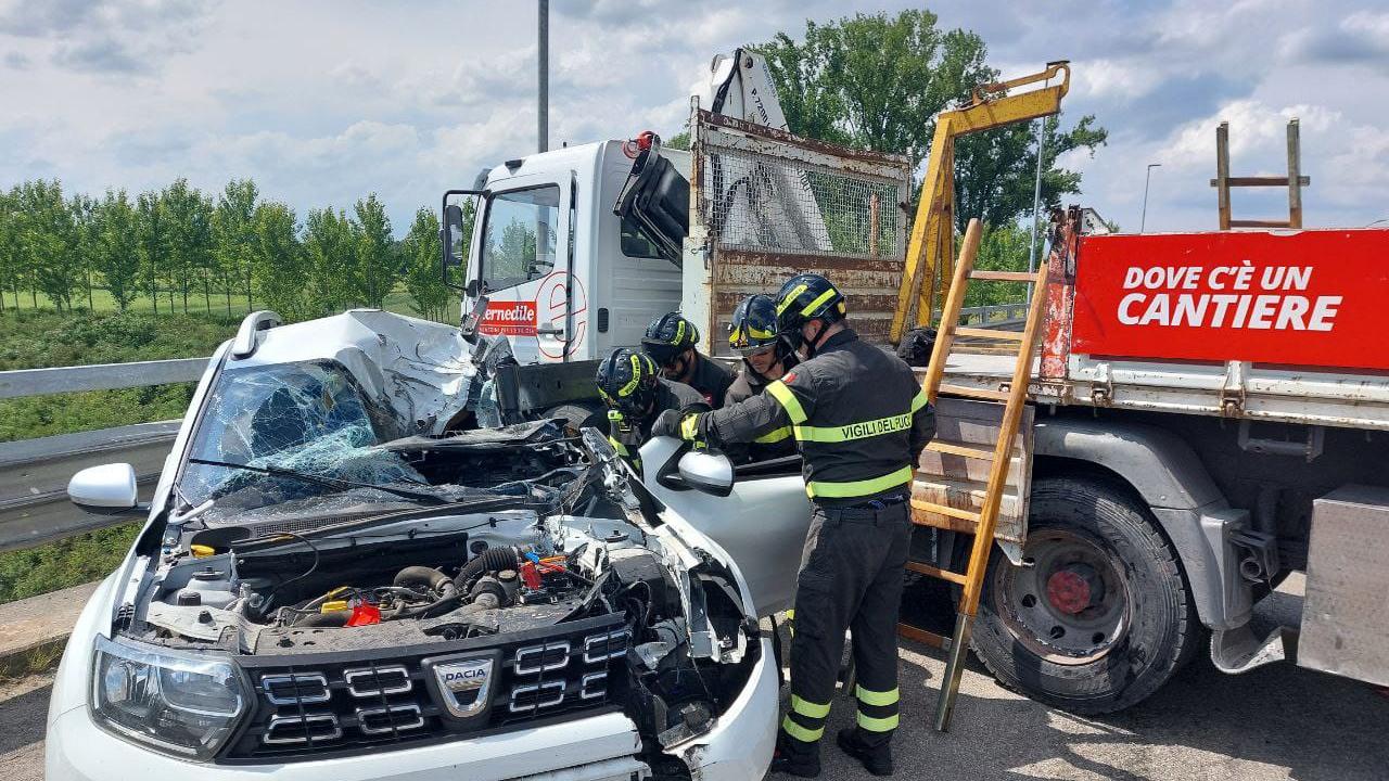 Camion infilza un’auto nello schianto su ponte Pioppa: salva per miracolo