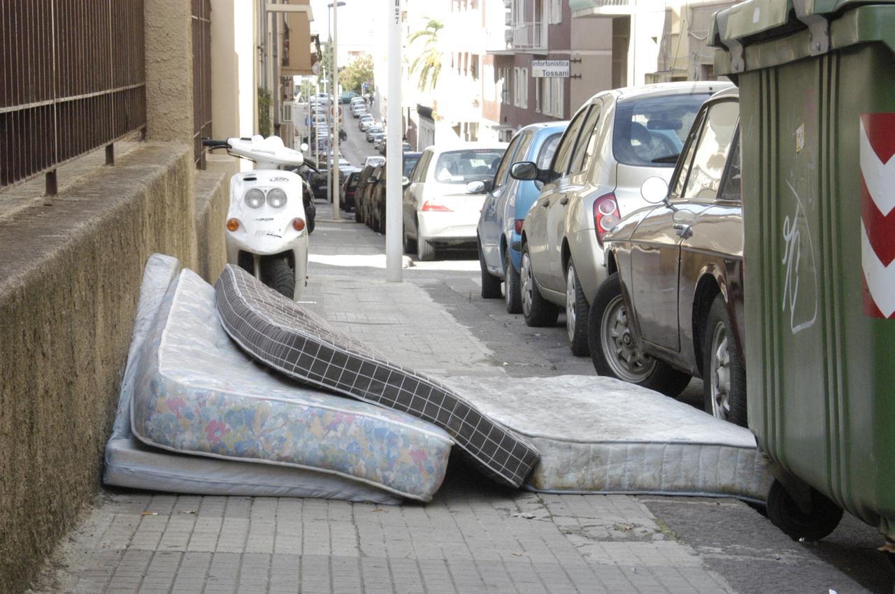 
	Materassi su un marciapiede in attesa del ritiro

